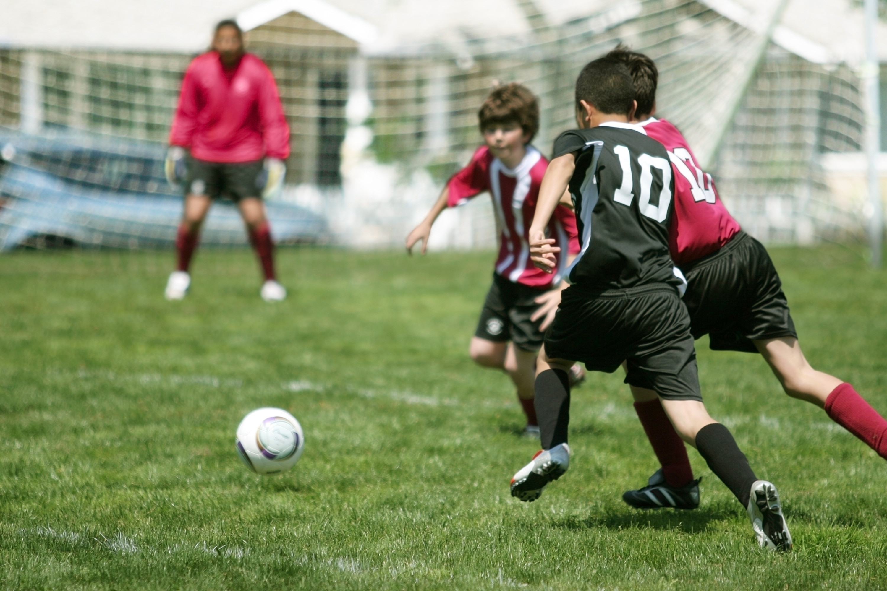 Niños jugando fútbol